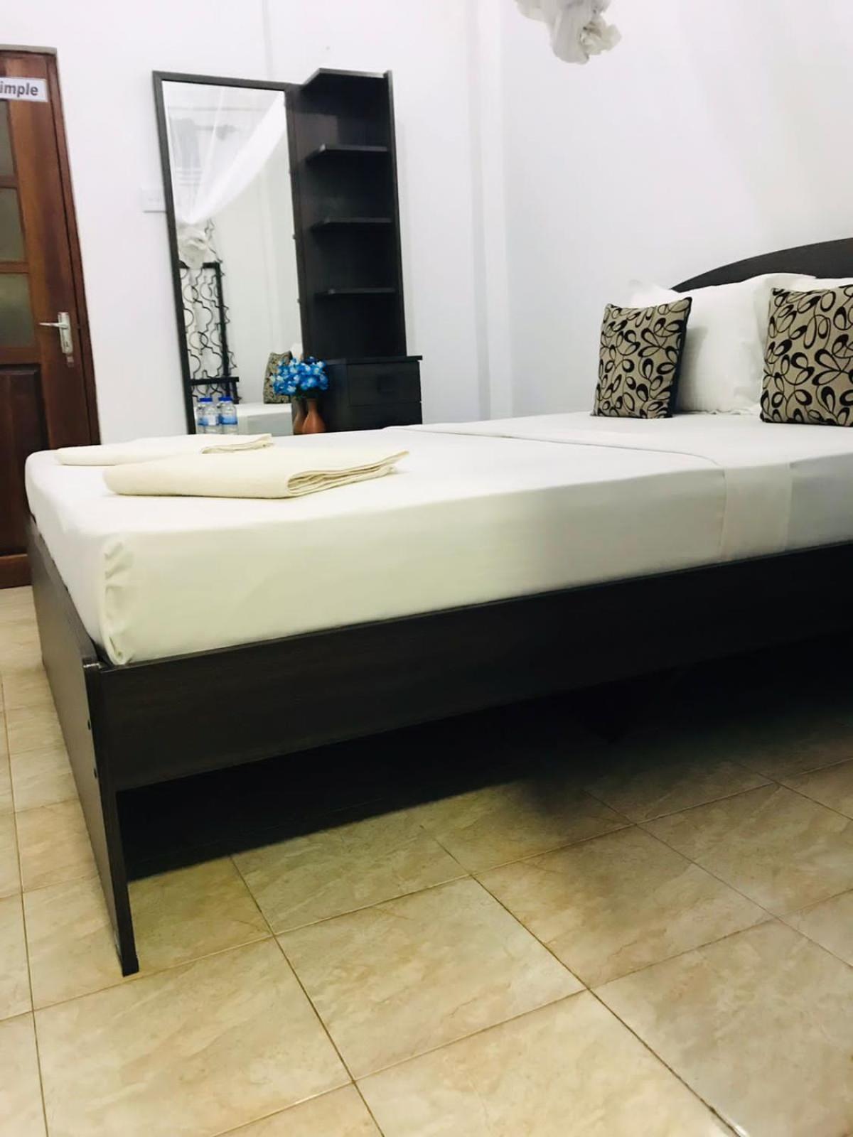 Kavee Transit Hotel Katunayaka Exteriör bild